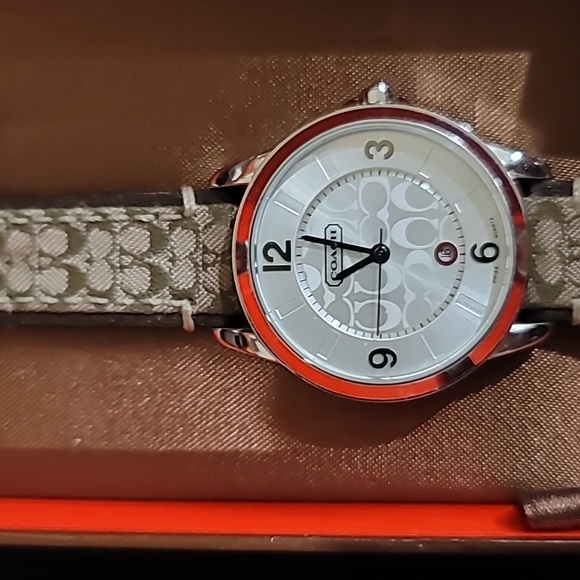 Coach Signature round watch EUC - Picture 2 of 9